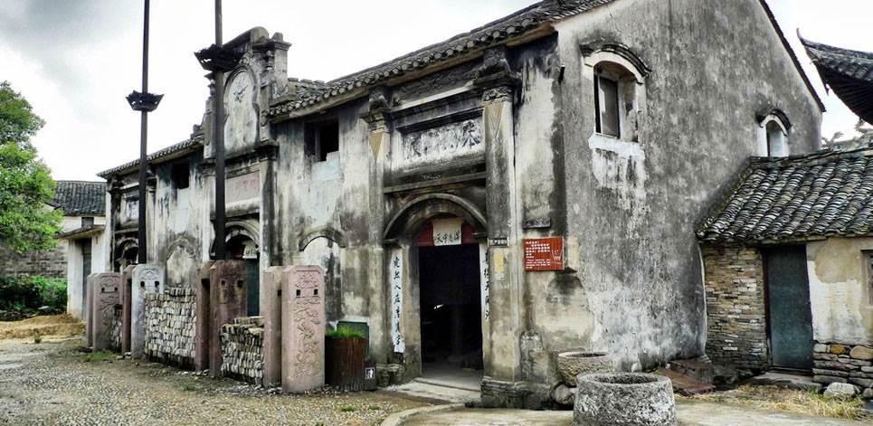 黄金交易提醒:美国数据乐观助力美元反弹 金价持坚等待PCE数据“救场”